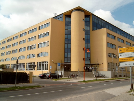Haupteingang Justizzentrum Halle in der Thüringer Straße